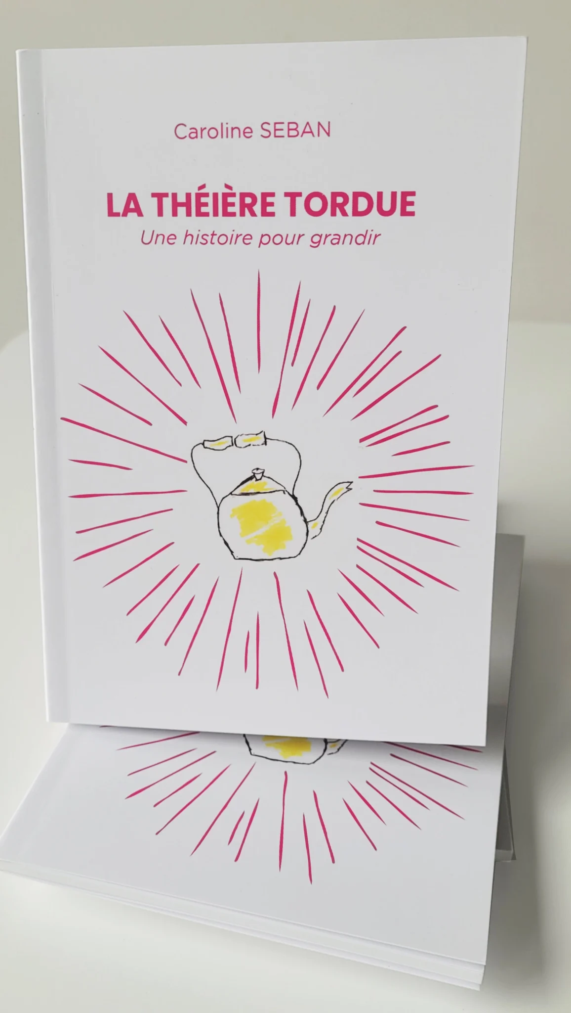 Le livre, La Théière Tordue