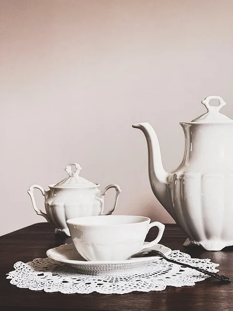 Service à thé avec sa théière en porcelaine blanche